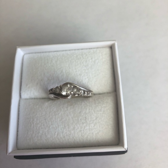 Sterling Silver and White Sapphire Ring size 7 - Picture 2 of 6